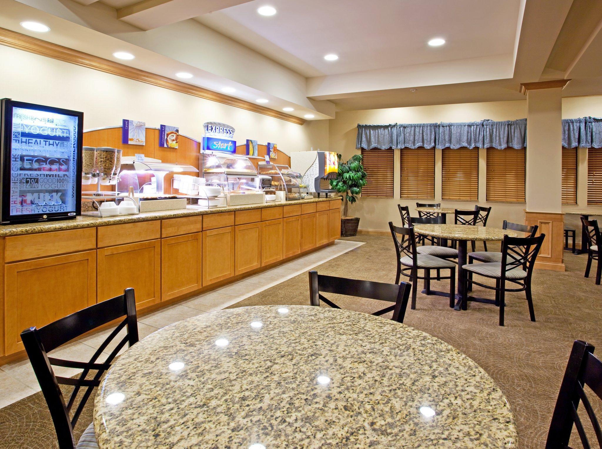 Holiday Inn Express Hotel & Suites Chesterfield - Selfridge Area By Ihg Bagian luar foto